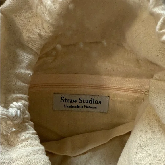 Straw Studios Beige Thick Knit Hand Tote with Wooden Handles and drawstrings - Picture 6 of 8